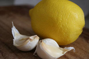 Knoblauch-Zitronen-Likör ist sehr gut-Assistentin-in-der-Behandlung-von-Erweiterungen-Venen