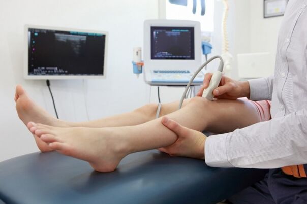 Untersuchung der Beine vor der Operation auf Krampfadern